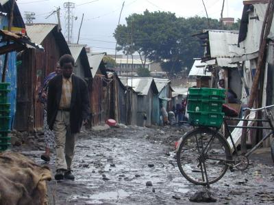 Eine Hauptstraße in einem Slum in Nairobi